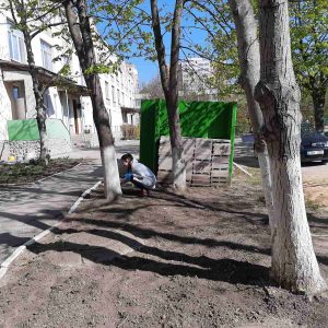 Angajații IET nr. 179 finalizează lucrările de salubrizare și amenajare a terenului aferent/adiacent al grădiniței